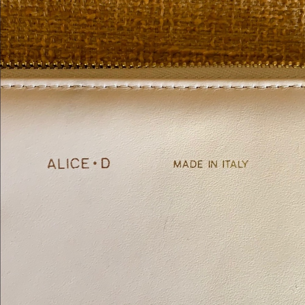 Alice D. Wallet - Picture 2 of 3